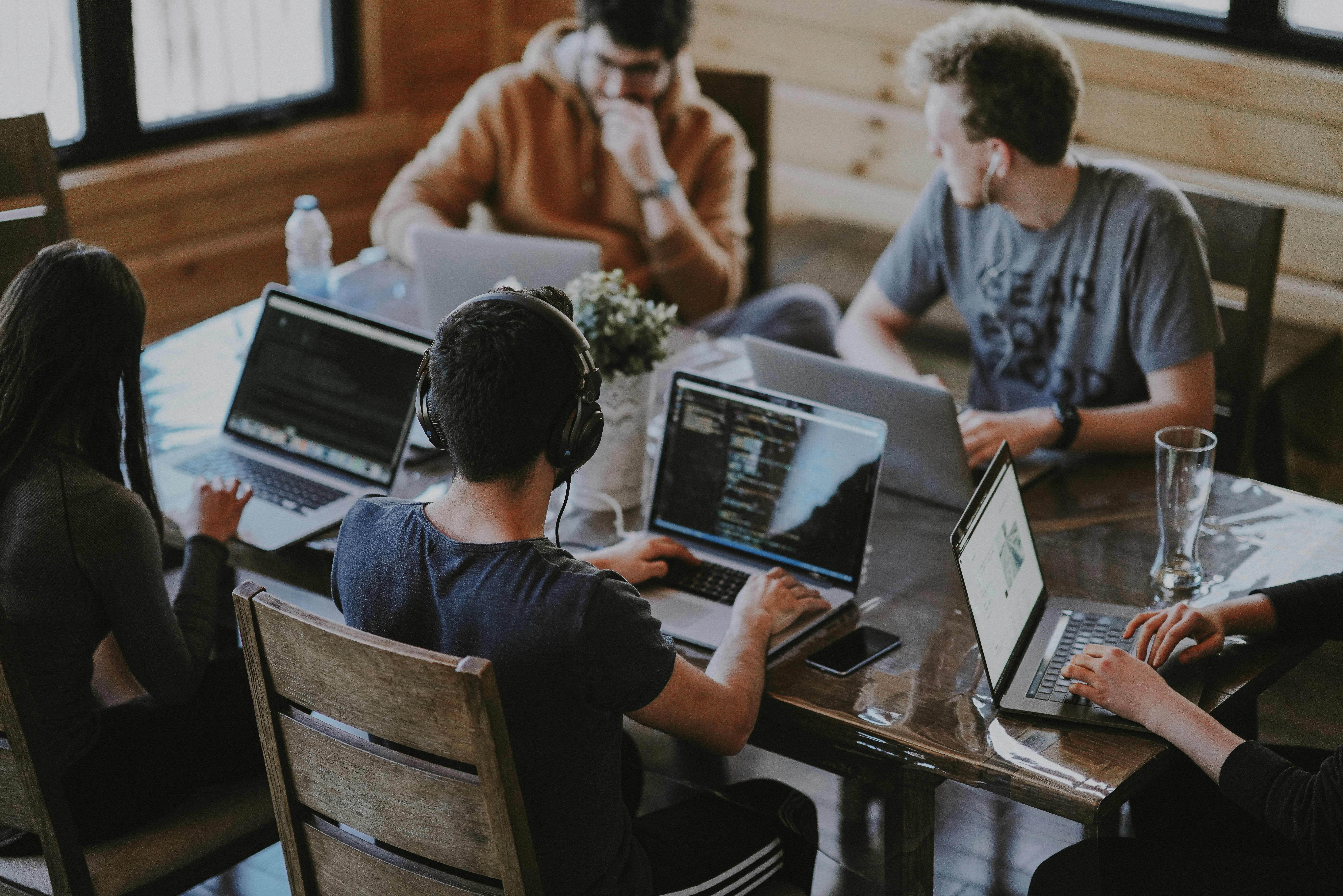Foto do time da Refactora, um grupo diverso e sorridente de profissionais de tecnologia